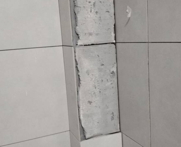 上饶市瓷砖空鼓维修公司分享下瓷砖施工前基层浇水润湿程度不足，可能导致以下问题