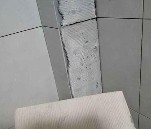 上饶市瓷砖空鼓维修公司分享下厨房瓷砖脱落的补救措施。